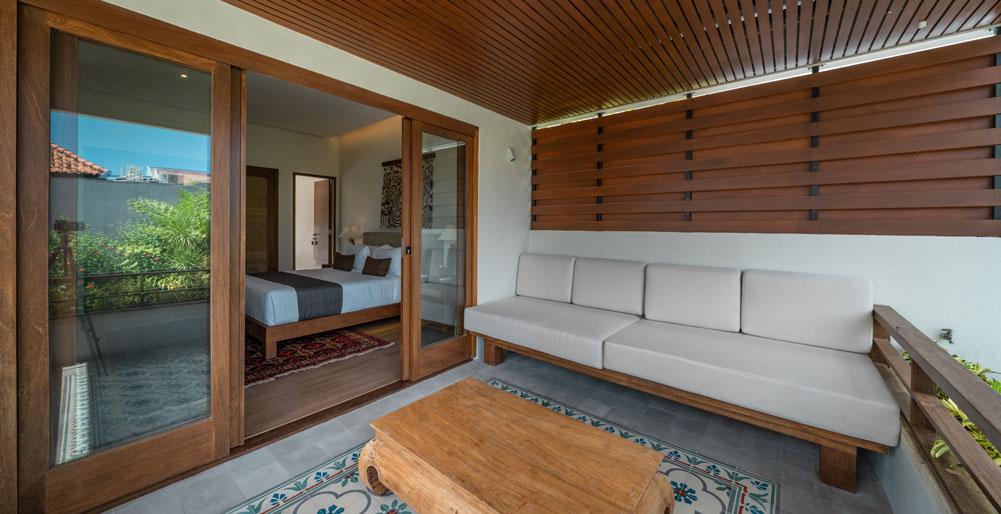 Villa Emmy - Restful master bedroom with balcony lounge